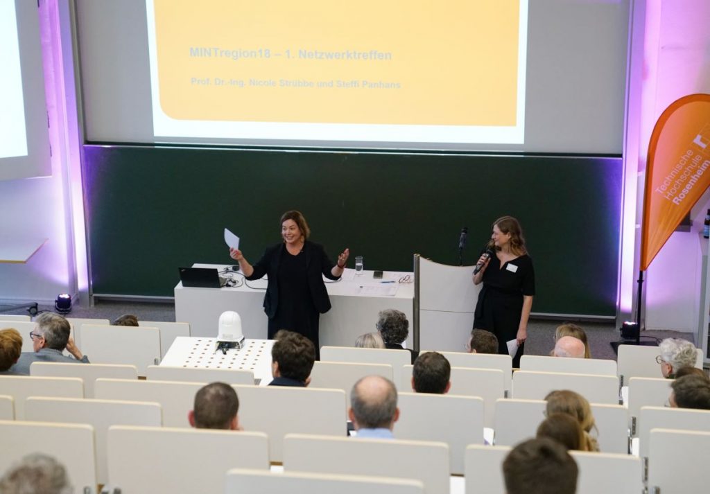 Im Hörsaal sprechen Professor Dr. Ing. Nicole Strübbe und Steffi Panhans zum Publikum