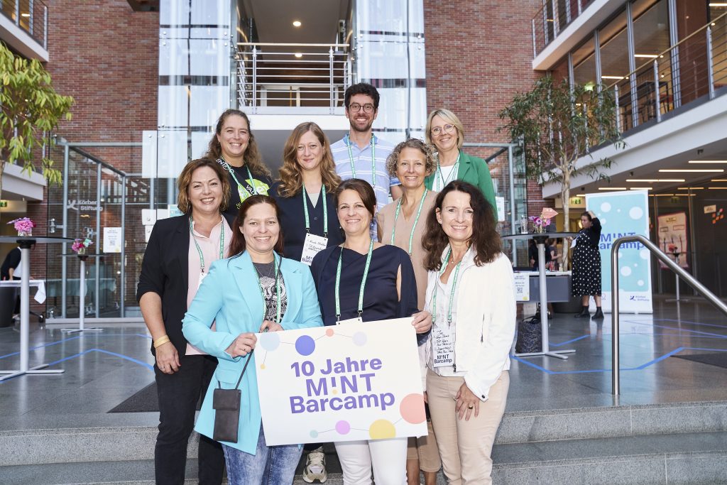 Jubiläumsfeier des MINT Barcamps mit einer Gruppe von Teilnehmern.