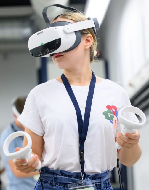 Person mit VR Headset und Controllern