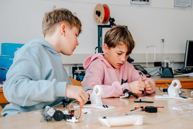 zwei Kindern experiementieren