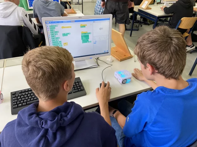 zwei Jungs programmieren an einem PC mit Scratch