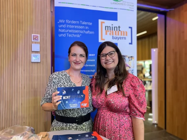 Zwei Frauen bei einer MINT-Veranstaltung in Bayern.