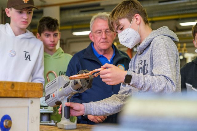Praktische Metallbearbeitung in der Werkstatt