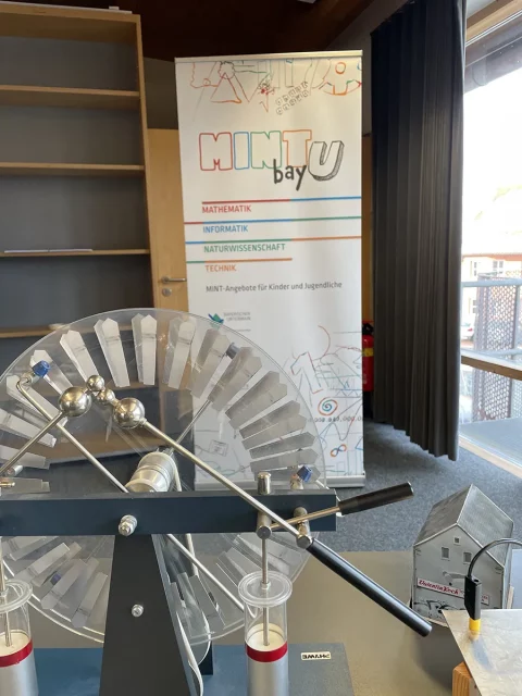 Experimentierstation vor Banner im Klassenzimmer