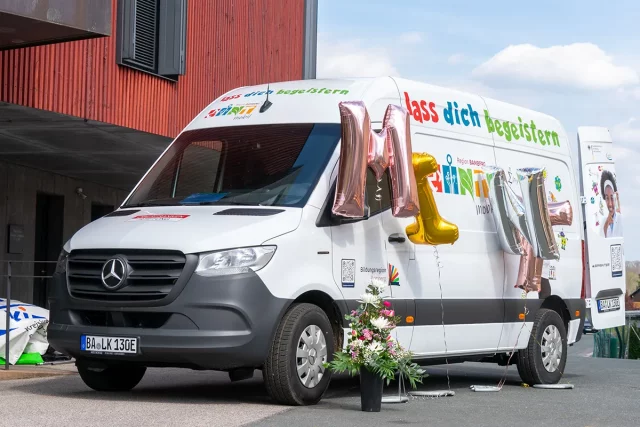 Lieferwagen mit MINT-Luftballons und Geburtstagsdeko