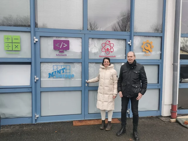 Zwei Menschen vor MINT-Tür