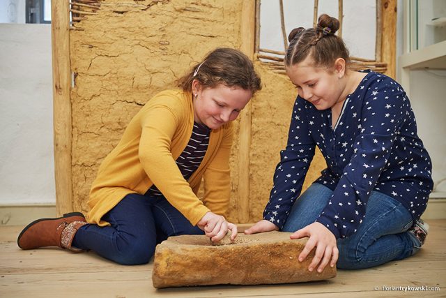 Kinder entdecken ein antikes Artefakt.
