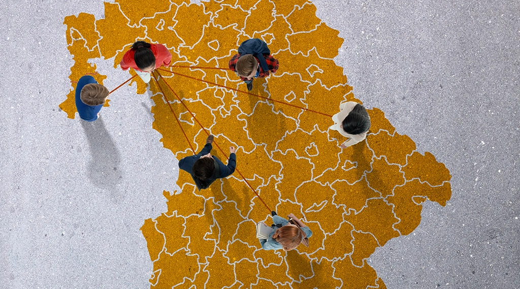 Karte von Bayern, auf der Kinder von oben zu sehen sind