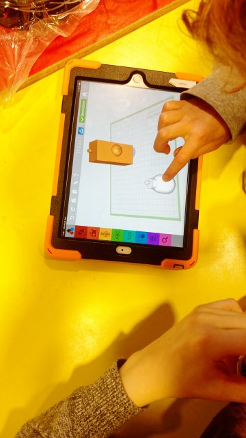 Kind arbeitet an Tablet in einer Modellierungssoftware