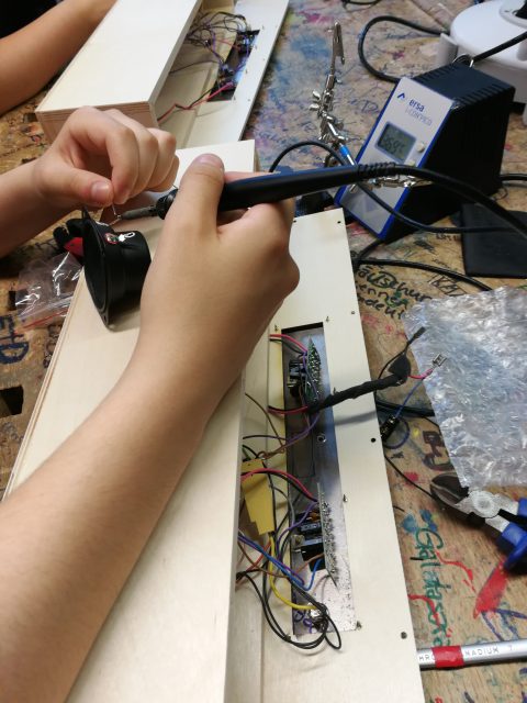 Löten an einer Schaltung im Elektroniklabor