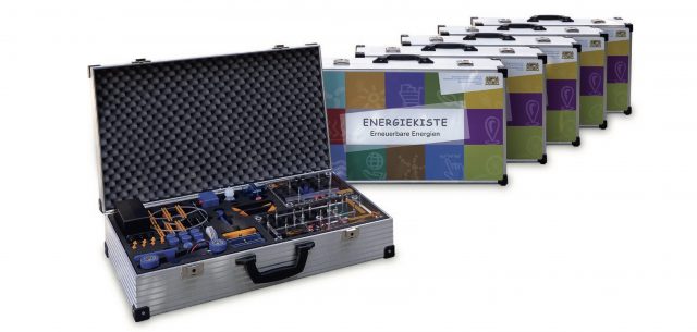 Geschlossene und geöffnete Energiekisten für Energieprojekte.