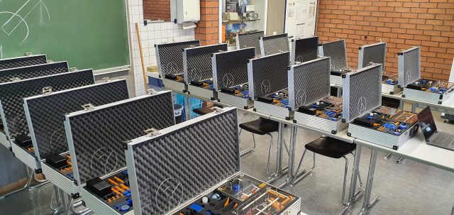 Geöffnete Solarexperiment-Koffer im Klassenraum.