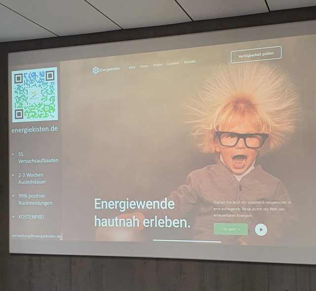 Kind mit elektrisiertem Haar auf einer Präsentationsfolie.