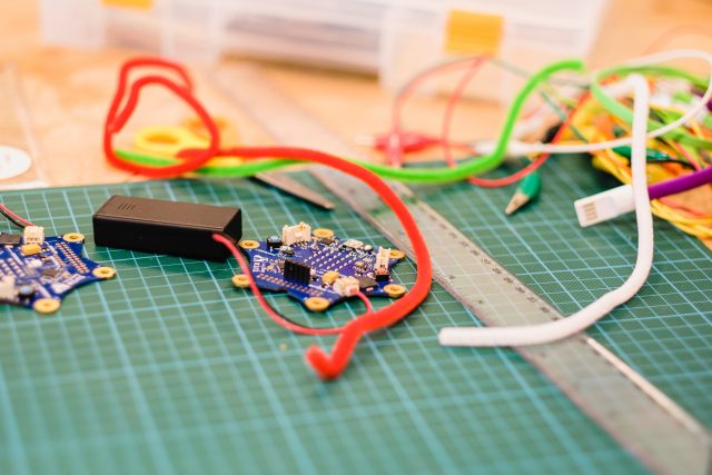 Elektronikschaltung mit Kabeln auf Schneidmatte