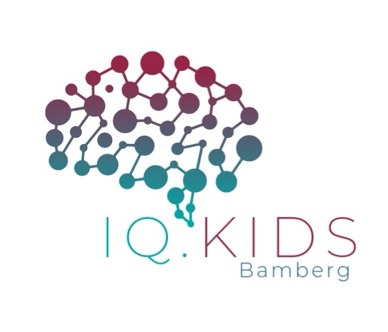 Logo mit einem stilisierten Gehirn und IQ Kids Bamberg Schriftzug.