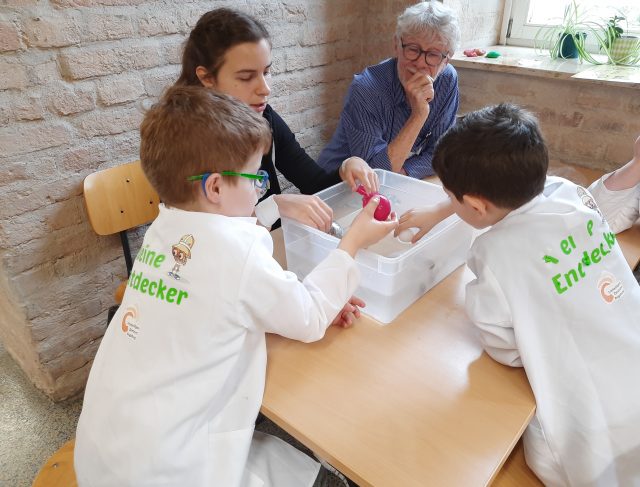 Zwei Kinder im Labor mit Experimenten.