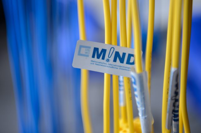 Nahaufnahme von gelben Netzwerkkabeln mit MIND-Etikett.