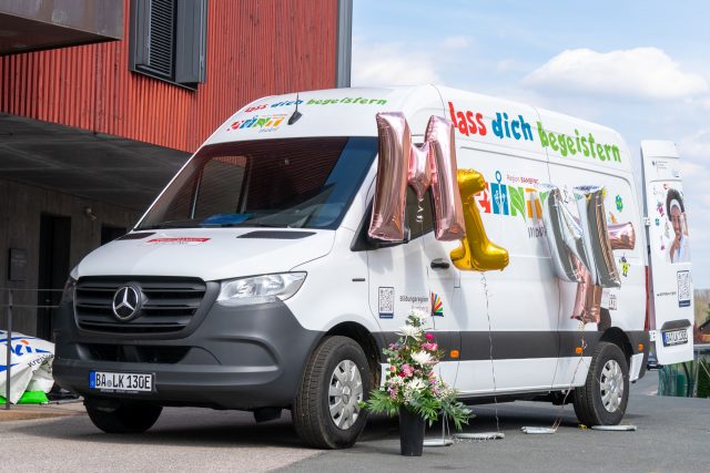 Sprinter mit MINT-Logo und Luftballons