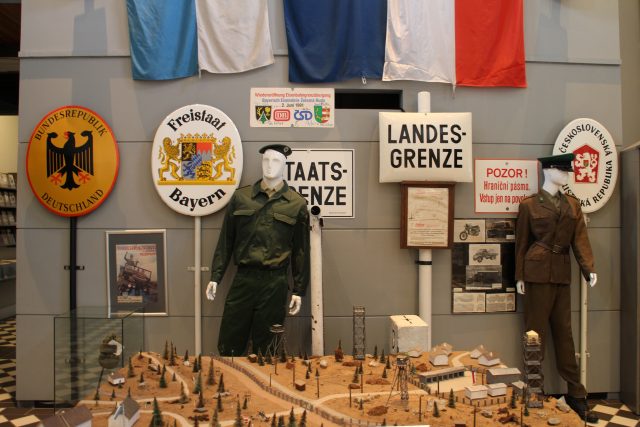 Ausstellung mit alten Grenzschildern und Uniform im Museum.