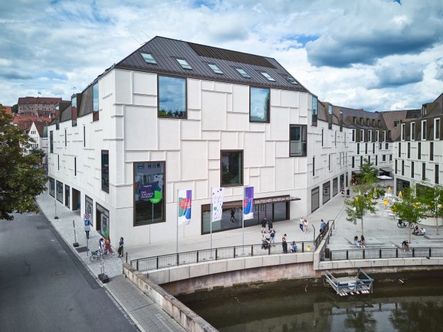 Neues Kunstmuseum mit Glasfassade an einem Kanal