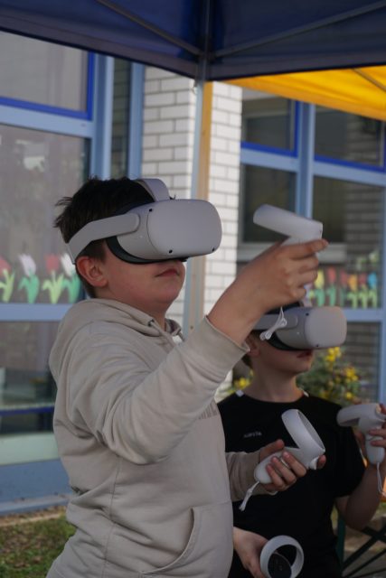 Personen mit VR-Brillen erleben virtuelle Abenteuer.