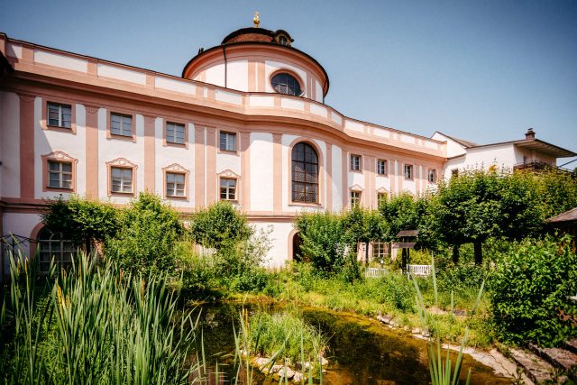 Barockes Gebäude mit Biotiopgarten