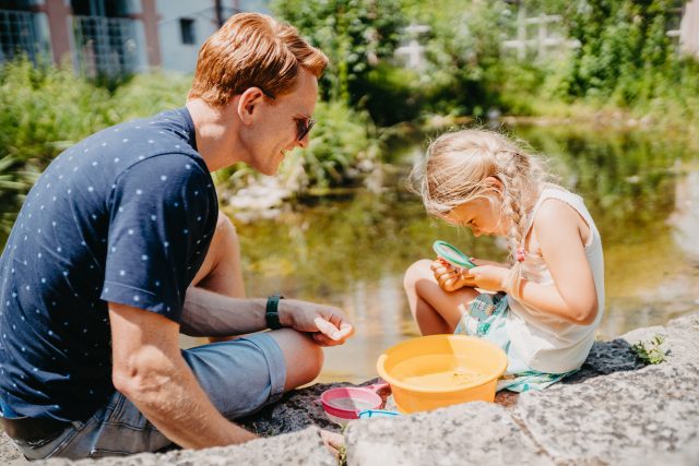 Kind spielt mit Wasser im Freien