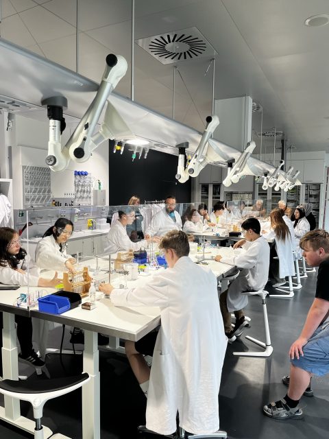 Wissenschaftler in einem modernen Labor bei der Arbeit.