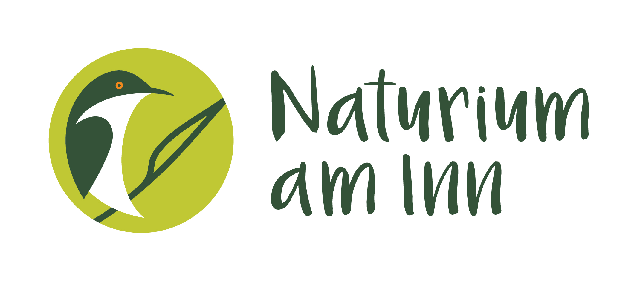Logo mit grünem Vogel und Naturium am Inn Schriftzug