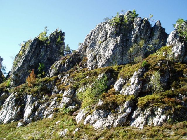 Felsenlandschaft mit Vegetation und klarem Himmel