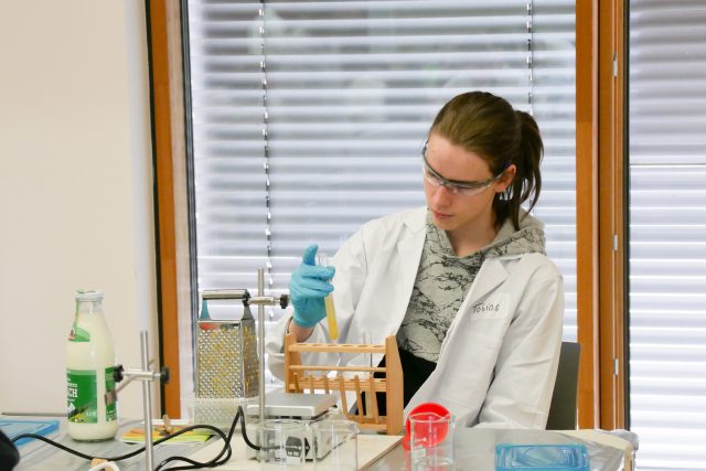 Person im Labor mit Experimentierausrüstung