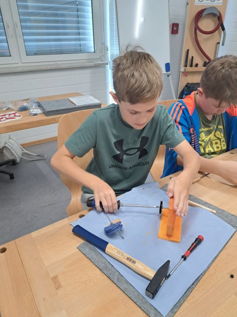 Schüler beim Holzhandwerk im Werkraum.
