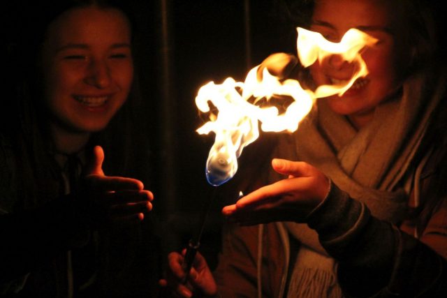 Fackelflamme in einer Hand im Dunkeln