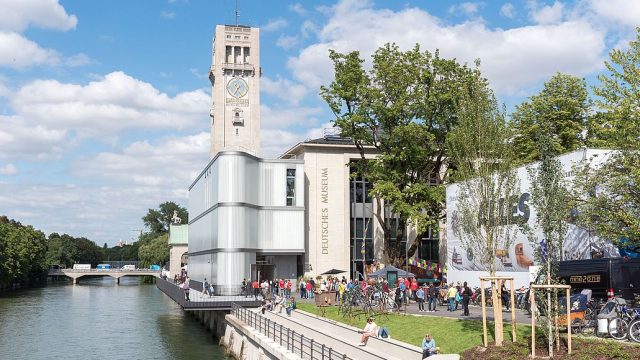 Außenansicht des Deutschen Museums in München bei Sonnenschein.