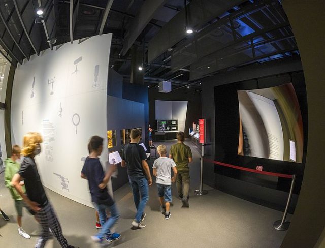 Kinder bei einer Ausstellung im Technikmuseum