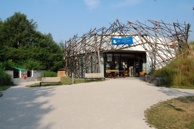 Eingang des Naturkunde Museums mit moderner Struktur.