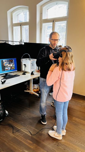 Mädchen testet Virtual-Reality-Brille
