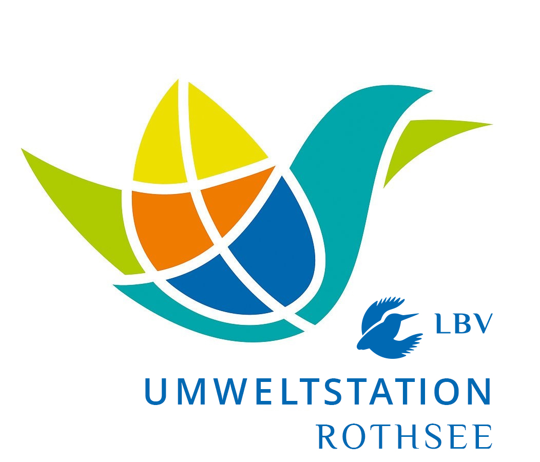 Logo der Umweltstation Rothsee mit buntem Vogel