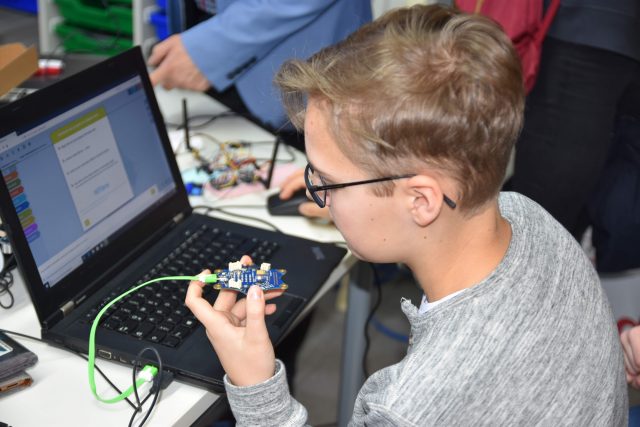 Person programmiert mit Mikrocontroller am Laptop