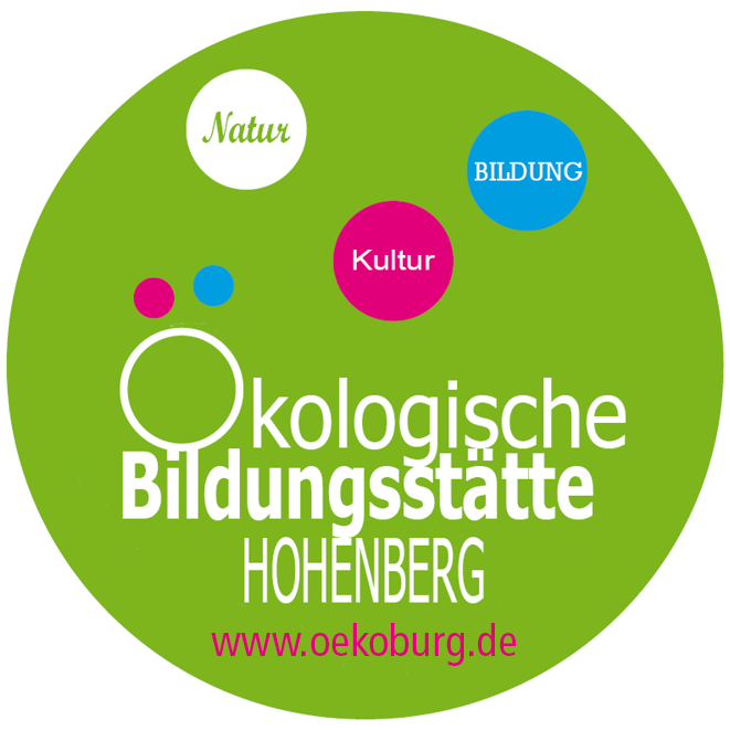 Logo der Ökologischen Bildungsstaette Hohenberg mit gruenem Hintergrund