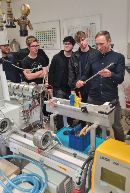 Gruppe von Studenten bei Maschinen-Demonstration