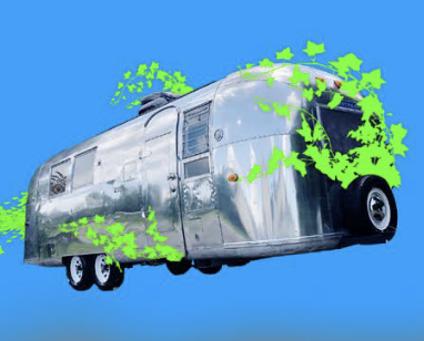 Schwebender Wohnwagen mit grünen Blättern und blauem Himmel.