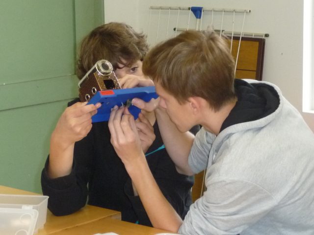 Zwei Schüler schrauben an einem Gerät