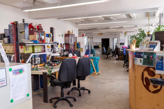 Buntes Büro mit offenen Arbeitsplätzen und kreativer Dekoration.