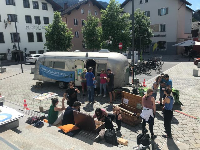 Menschen um Wohnwagen versammelt