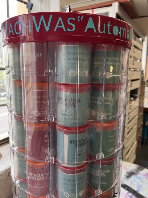 Ein älterer Automat gefüllt mit Bausätzen