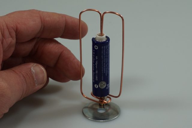 Ein einfacher Elektromotor aus einer Batterie und Kupferdraht.