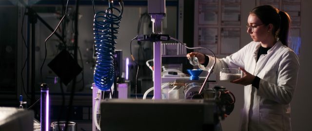 Wissenschaftler im Labor mit technischen Geräten.