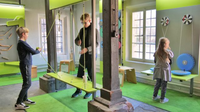 Ausstellung mit Flaschenzügen