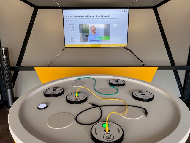 Aufbau mit Display und Audiogeräten.